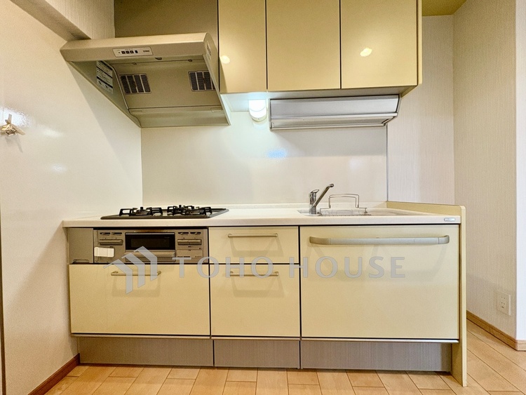 洗面 ◆今宵の食卓◆ダウンライトに反射するグラスを眺めながらワインを注ぐ。トクトクと心地いい音をさせながら、フランスの古城を思わせる薫りがたちこめ、とても幸せな時を過ごせる。