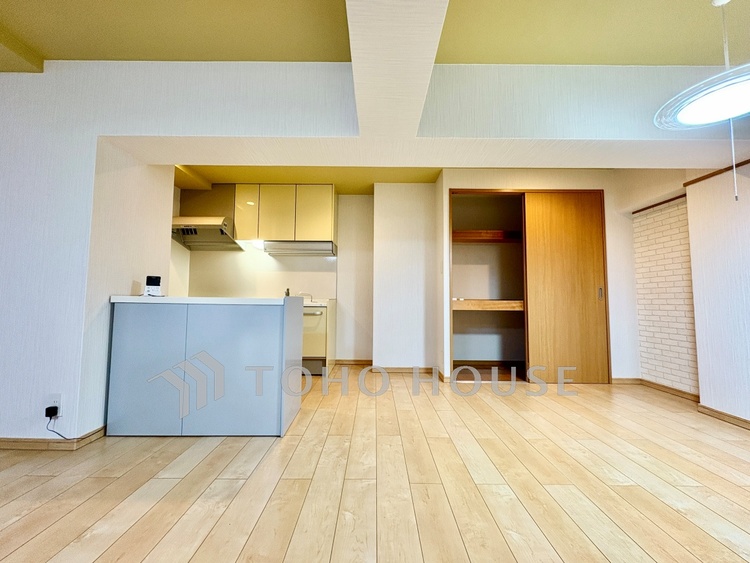 収納 ◆リビングルーム◆そこには目を輝かせ笑顔で見つめてくれる君がいて、「おかえり」の言葉がこだまする。何気ない日々の挨拶は僕にとっては幸せで、同時に君の瞳にも恋している。