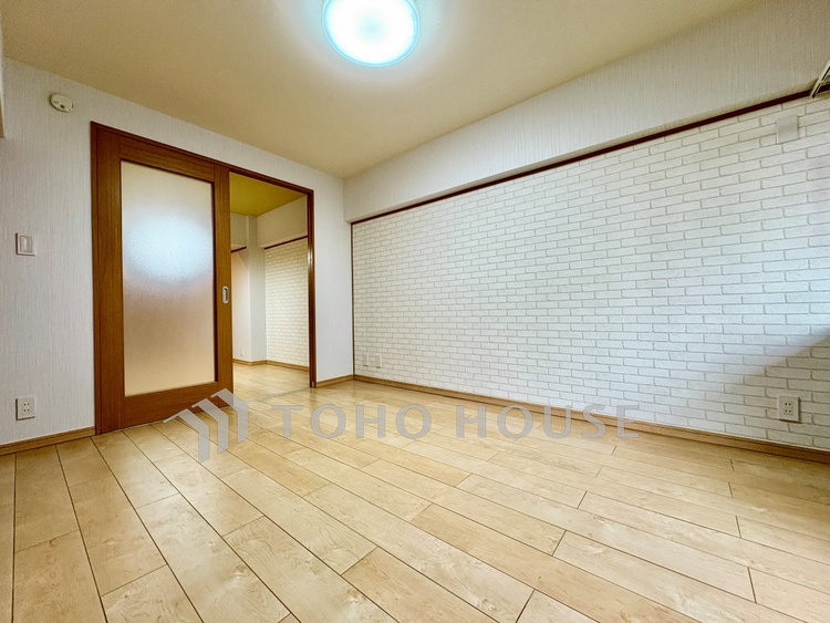 玄関 ◆窓を開けると◆冷涼な風、そよぐリビング。だんらんの場所はここから始まり、ここで終わる。家族の笑顔が集う素敵な場所だから、こだわり抜いた思いが詰まっているのだと思う。