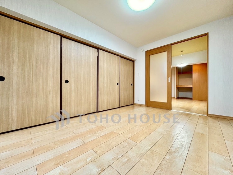 バルコニー ◆今宵の食卓◆ダウンライトに反射するグラスを眺めながらワインを注ぐ。トクトクと心地いい音をさせながら、フランスの古城を思わせる薫りがたちこめ、とても幸せな時を過ごせる。