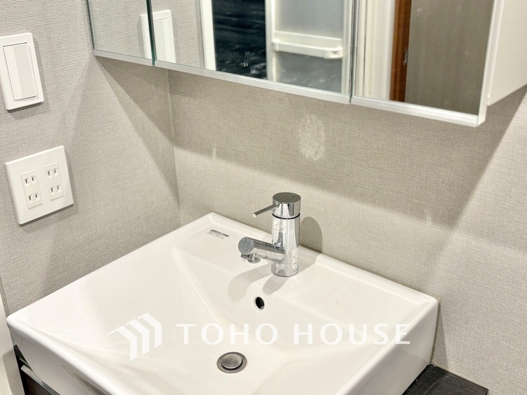 洗面 【WASHROOM】◆快適◆煌びやかな暮らしの中にも忘れたくない快適さ。大きな収納が助けてくれます。