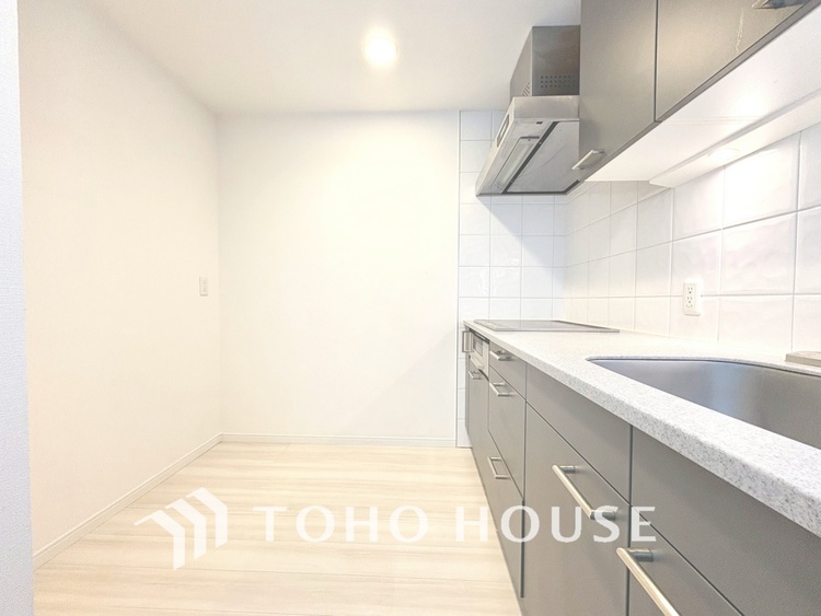 キッチン 【KITCHEN】◆ワクワク◆開放的で機能性も高いシステムキッチン。お子様は毎日のご飯にワクワク！