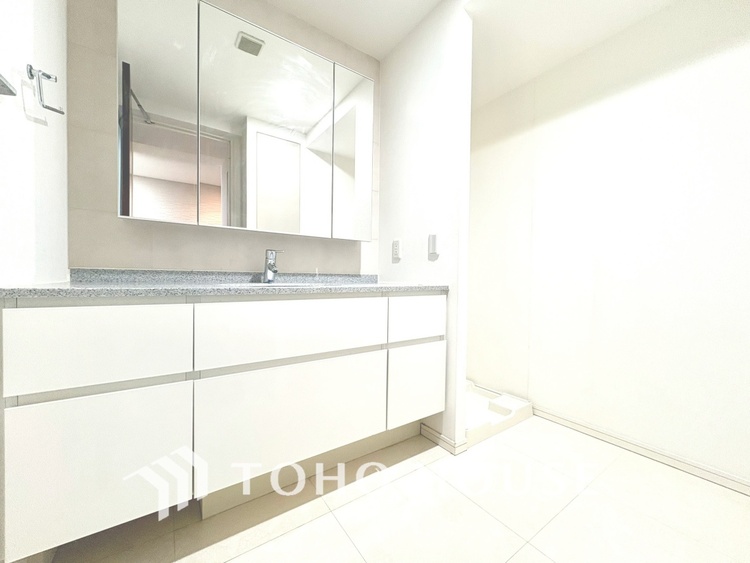 洗面 【WASHROOM】◆快適◆煌びやかな暮らしの中にも忘れたくない快適さ。大きな収納が助けてくれます。