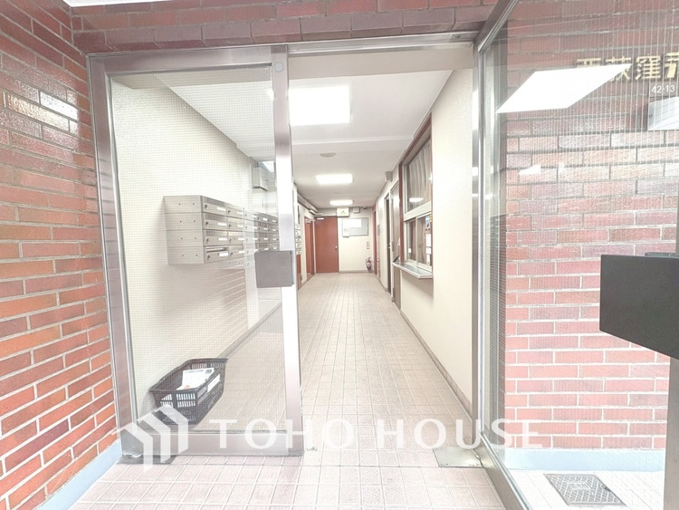 エントランス 【ENTRANCE】◆家族◆家で家族と過ごす時間は限られている。帰りを待つ家族の元へと急ぐときの弾む思い。そんな思いを引き立てる邸宅。