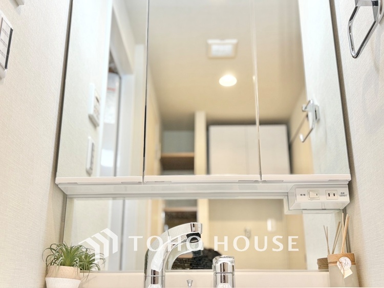 洗面 【WASHROOM】◆快適◆煌びやかな暮らしの中にも忘れたくない快適さ。大きな収納が助けてくれます。