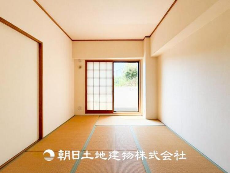 内装 【和室】和室には洋室とはまた違った良さがある。畳の香りに癒され、日本を感じることのできる落ち着きある一部屋です。障子からこぼれる光も優しく心穏やかになる空間です。