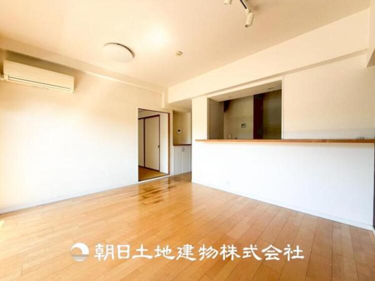 居間 【リビング】1日の中で最も長い時間を過ごすことになるリビングだからこそ、いつも笑顔があふれる空間であるように。広々とした空間から幸せな未来を。