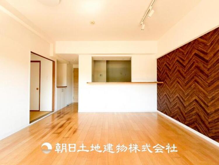 居間 【リビング】大切なご家族、招いた友人と過ごすひと時を溢れる光が優しく包み込む空間。大切な人とともに、心穏やかに過ごすひととき。家族との時間、自分の時間を大切にできる空間を作りました。