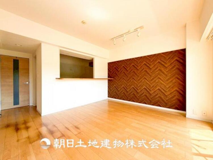 居間 【リビング】開放的で明るい空間が広がるLDK。リビングには暖かな太陽が降り注ぎ、爽やかな住空間です。お友達を呼んでお茶をしたり、一緒に料理を楽しみながら楽しい時間を。
