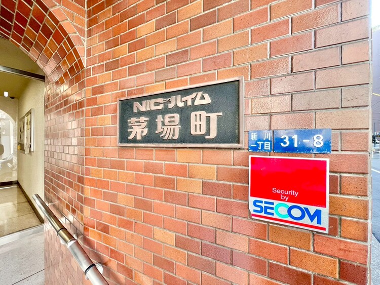 その他 スタイリッシュなエンブレム。お洒落なマンションは入り口から。