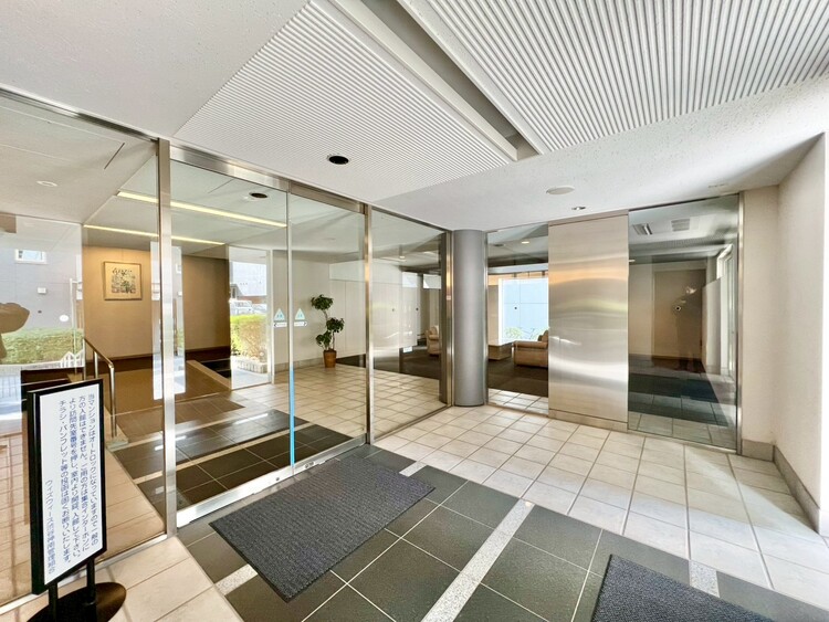 その他 上質感漂う玄関アプローチです。