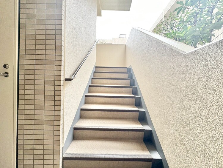 その他 共用部の階段です。明るく清潔に管理されています。