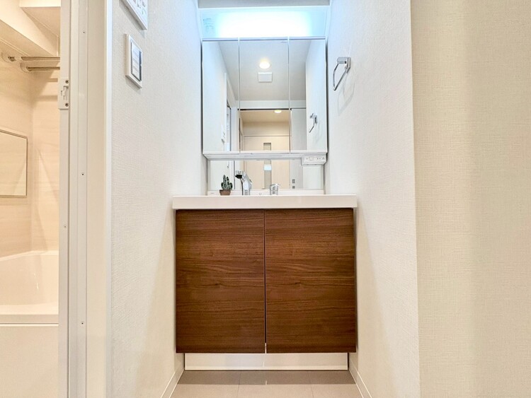 その他 清潔感を感じられる洗面化粧台。