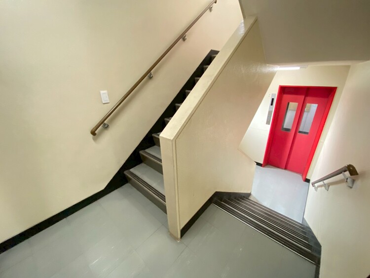 その他 共用部の階段です。明るく清潔に管理されています。