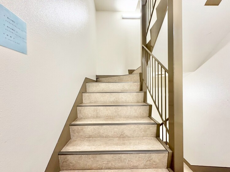 その他 共用部の階段です。明るく清潔に管理されています。