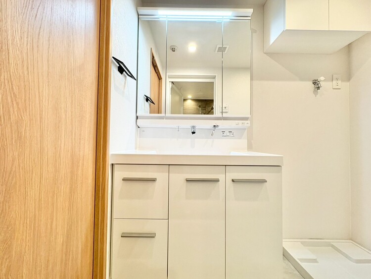 その他 清潔感を感じられる洗面化粧台。