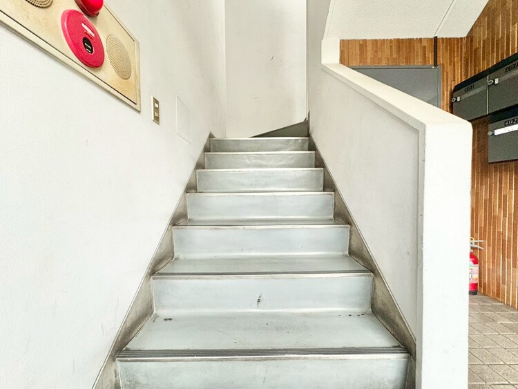 その他 共用部の階段です。明るく清潔に管理されています。