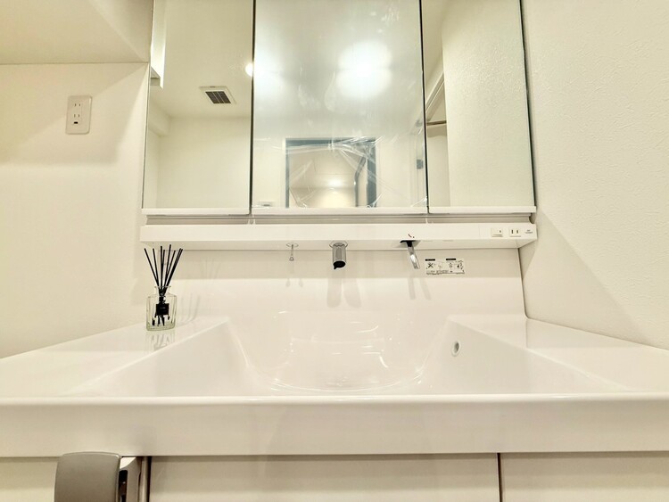 その他 清潔感を感じられる洗面化粧台。