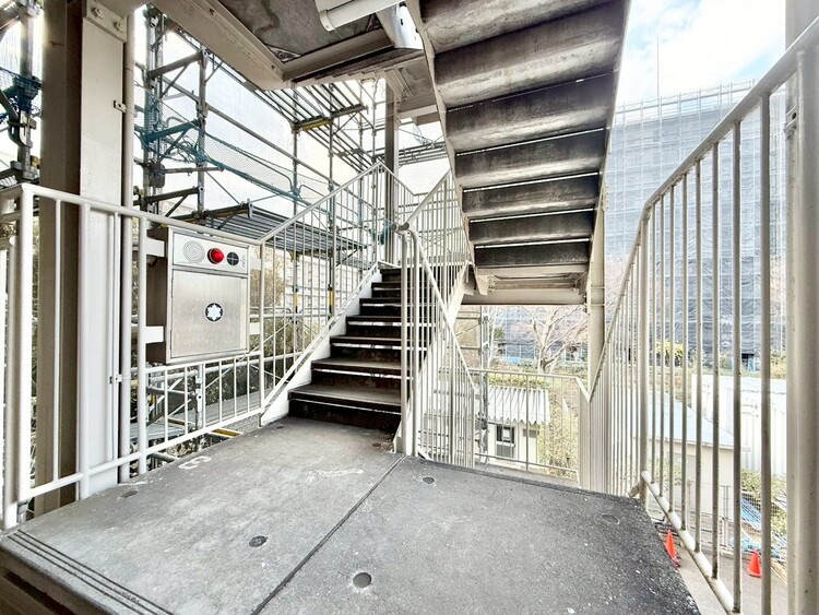 その他 共用部の階段です。明るく清潔に管理されています。