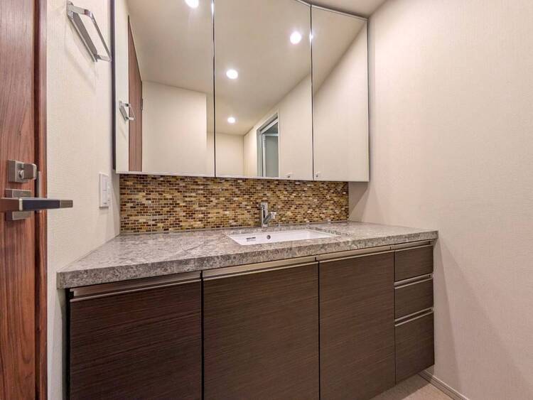 その他 清潔感を感じられる洗面化粧台。