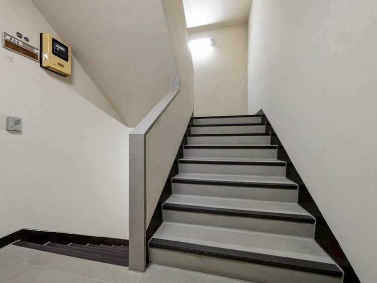 その他 共用部の階段です。明るく清潔に管理されています。