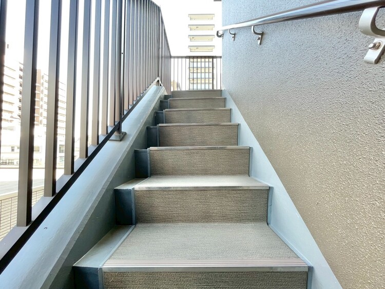 その他 共用部の階段です。明るく清潔に管理されています。