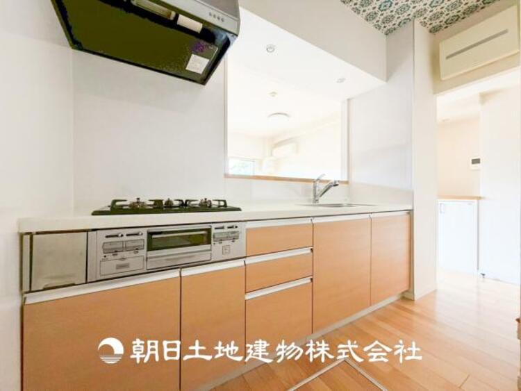 キッチン 【キッチン】住宅の主役でもあり、日常生活を過ごす上で重要な水回りでもあるからこそ機能性・デザイン性に拘りました。お掃除のしやすいシステムキッチンを設置しました。