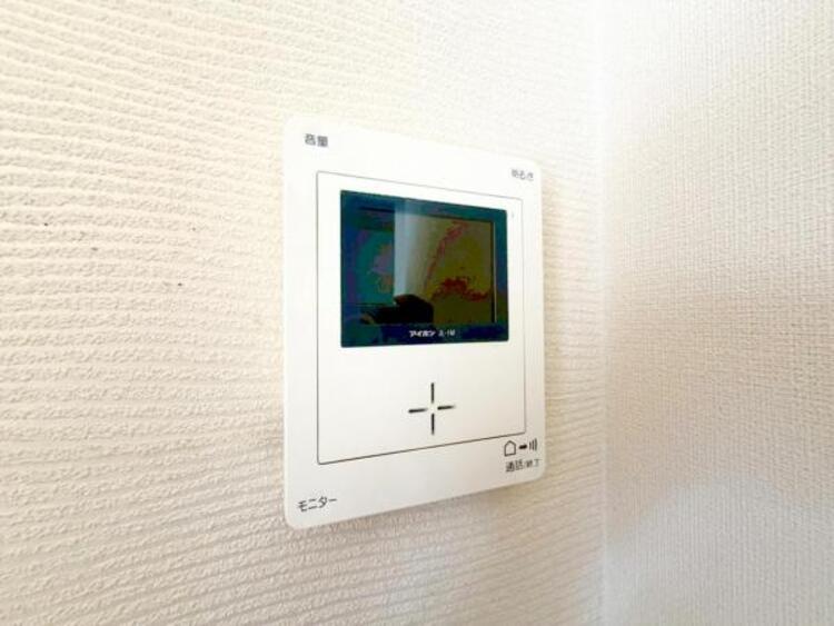 設備 【インターホン】モニター付きインターホンは来客者の顔が見ることができて、お子様の留守番時にも安心できますね。