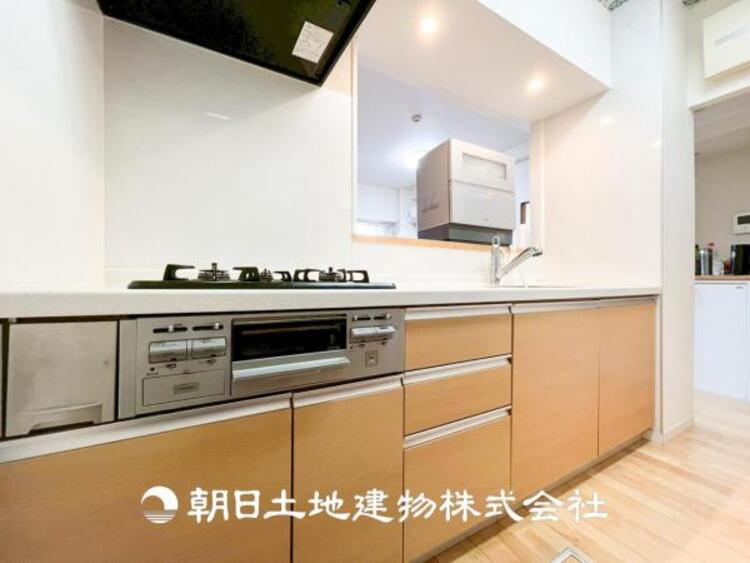 その他 【キッチン】シンプルでスタイリッシュなカウンターキッチンです。リビングが見渡せるので、小さなお子様を安心して遊ばせながら家事ができます。リビング学習をするお子様にも声がかけやすい自然な距離感です。