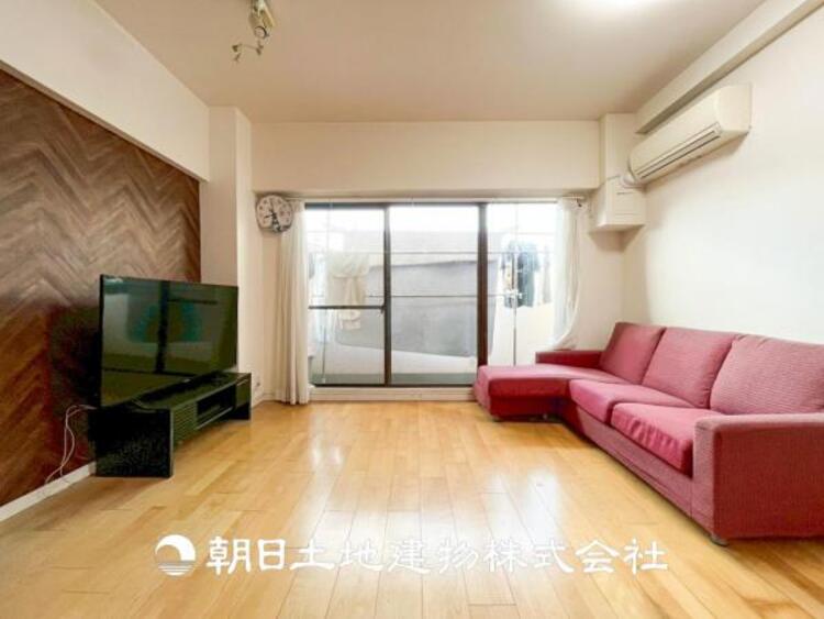 その他 【リビング】開放的で明るい空間が広がるLDK。リビングには暖かな太陽が降り注ぎ、爽やかな住空間です。お友達を呼んで楽しい時間をお過ごしください。