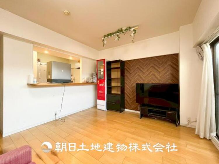 その他 【ダイニング】ゆっくりと過ごす空間に相応しく、ここで楽しむ時間が家族や友人との絆をより深めてくれそうで温かい色合いのフローリングと清々しい爽やかなクロスが明るい空間を創り出しているダイニングキッチンで