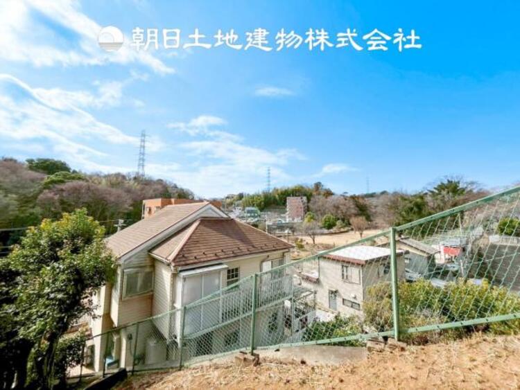 その他 【眺望】青く気持ちのいい空が見渡せるゆとりのあるバルコニー。気持ちよい風を感じて、ワクワクする暮らしがはじまります。