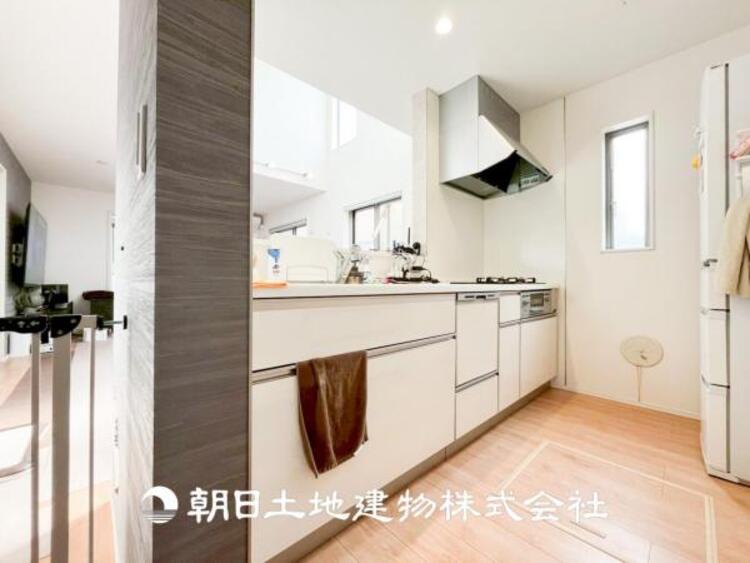 キッチン 【キッチン】シンプルで使いやすいデザインにこだわったキッチン。プライベートスペースを彩るインテリアとしての美しさと、快適な日常を支える機能性と強さがひとつになった自慢のキッチンです。