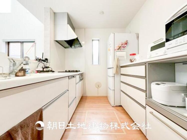 キッチン 【キッチン】日々の生活における家事の動線やリビングとの往来のしやすさに配慮し、お食事の準備や後片付けなどの家事を少しでも楽にするキッチンスペースを目指しました。