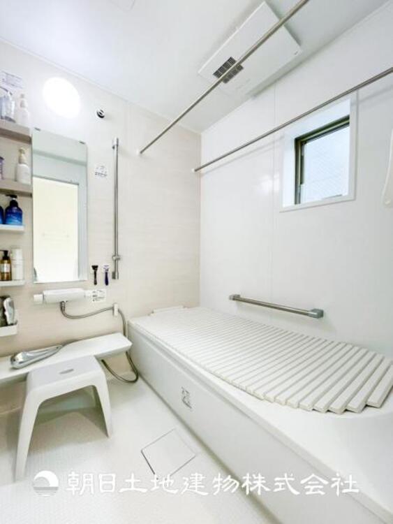 風呂 【浴室】上品な色合いが魅力のバスルームは、ほっと落ち着く空間を作り出しています。広々とした浴槽で体を癒やしながら、疲れを取り除けるような仕様です。お子様と一緒に楽しく入るのもいいですね。