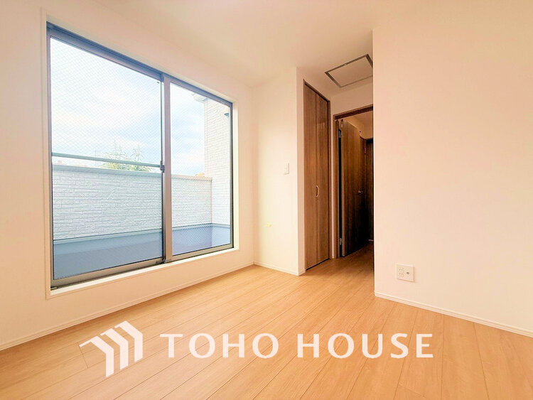 内装 採光もある洋室は、くつろぎのひと時を過ごすのにぴったり