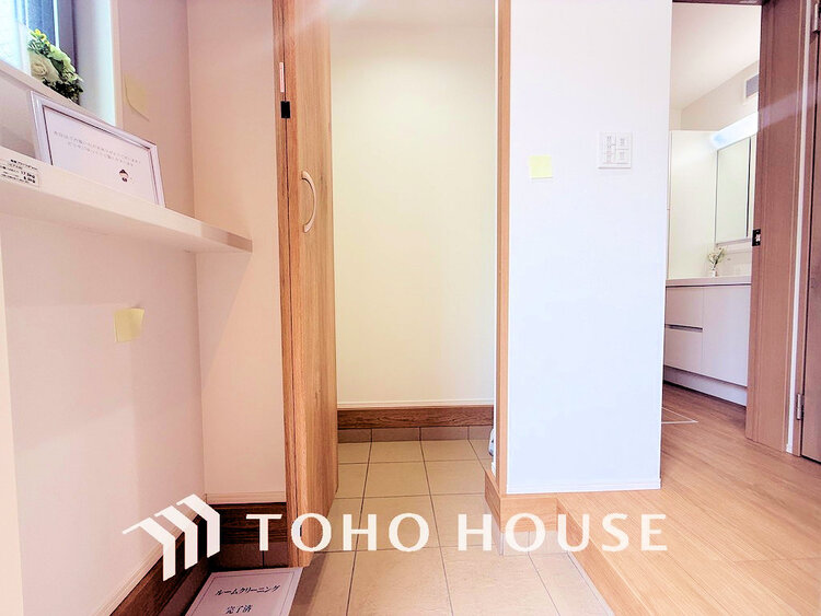 玄関 飾リ過ぎないシンプルな内装と偏り過ぎないデザインの玄関