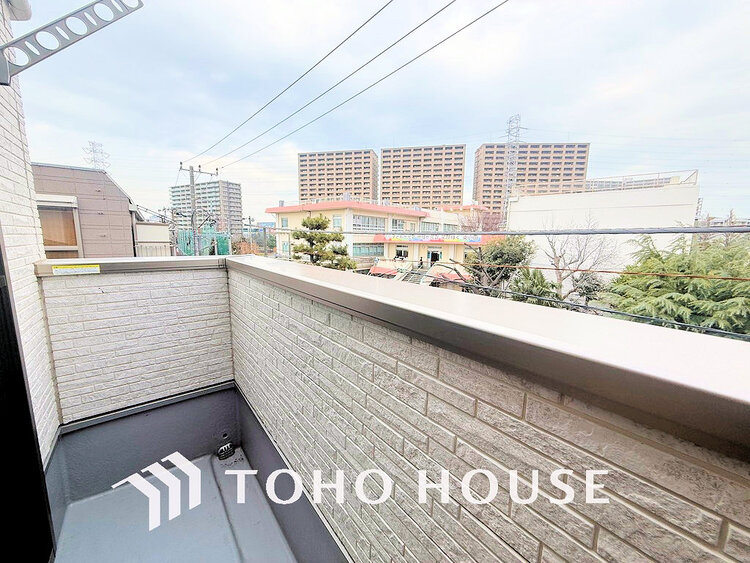 バルコニー 日当たりの良いバルコニーで晴れの日の洗濯物も楽しみになりますね