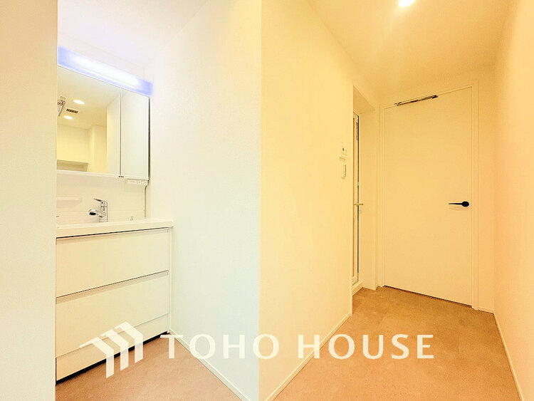 洗面 白を基調とした清潔感のある洗面室で朝の身支度を