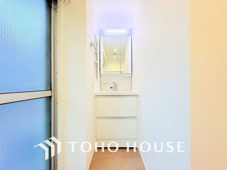 洗面 落ち着きのある色合いでまとめられた洗面室