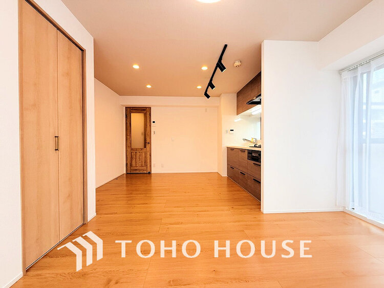 内装 広がりのある住空間、家族が集まるリビング・ダイニング