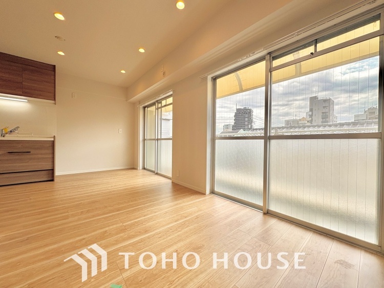 内装 高級感あふれる大きなリビングは、落ち着きと安心感を兼ね備えた優雅な空間。ご家族の暮らしに豊かさを添えます。