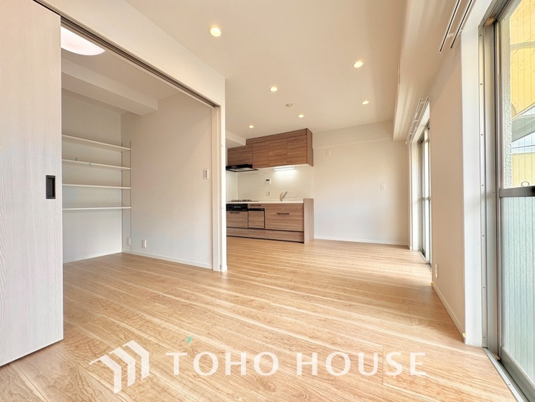 内装 堂々とした広さを誇るリビングは、優雅な開放感と安心感を兼ね備えた上質な空間。ご家族の時間を一層贅沢に演出します。