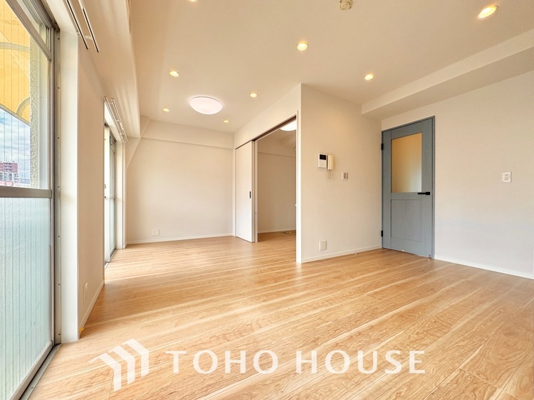 内装 大きく開放的なリビングは、家族が自然と集まり、安心して過ごせる憩いの場所。ゆとりある空間が暮らしに心地よさを届けます。