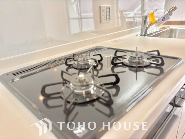 キッチン 無駄を削ぎ落としたミニマルなデザインが、空間に静謐な美しさをもたらします。研ぎ澄まされた感性を満たす場所です。