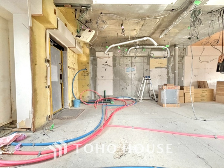 内装 【改装中】感性を育むプライベートルームはシンプルでスマートな空間。好みの空間で読書をしたり、音楽を聞いたりと一人の時間も充実したものにできます。