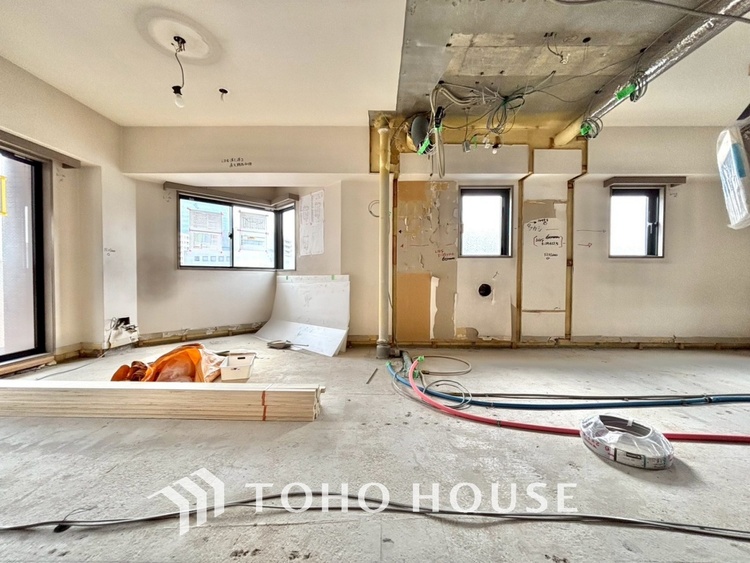 内装 【改装中】叶えたかったのは落ち着きのあるナチュラルな風合い、そして開放感があるリビング。優雅な気分に浸れる幸せな時間を家族が自然と集まりたくなるこの空間で。