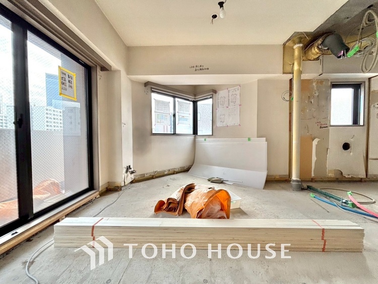 内装 【改装中】◆サンサンと◆差し込む太陽の光がこのリビングに笑いをもたらす。ソファの上のクッションがポカポカした暖気にぬくぬくと微睡んでいる。