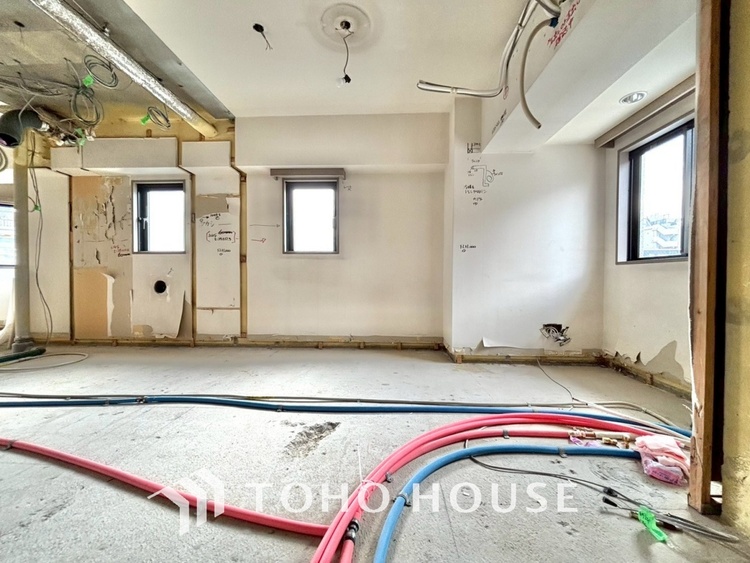 内装 【改装中】ここはみんなが集い、食事と楽しい会話が始まる場所。話に夢中になりすぎて、ついつい時を忘れ、夜半過ぎになってしまう。そんな束の間の幸せを感じさせてくれます。