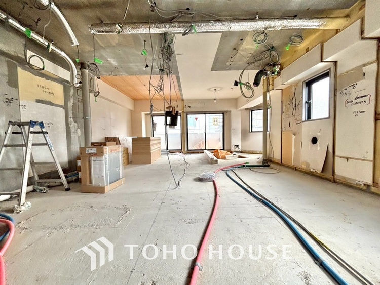 内装 【改装中】「想像していた以上に広い」が写真を撮っているときの感想です。家事動線に配慮したプランによりご家族がくつろげる明るく広い空間が確保できました。